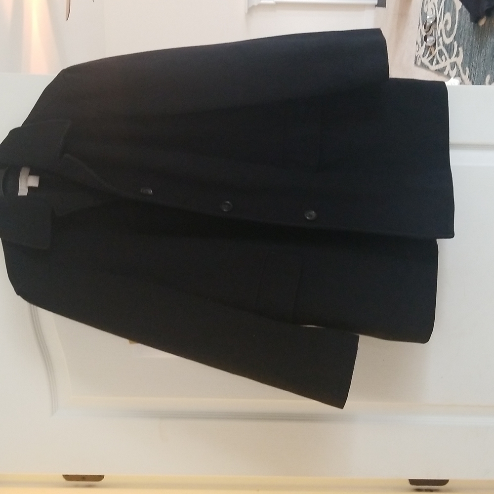 J.Crew black small coat. Made of 70% wool, 20% nylon, 10% cashmere.